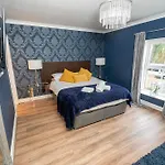 -- Huge -- 5-Bedroom Home & Private Gym By Tailored Accommodation