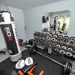 -- Huge -- 5-Bedroom Home & Private Gym By Tailored Accommodation