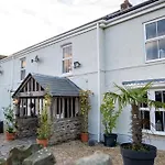 -- Huge -- 5-Bedroom Home & Private Gym By Tailored Accommodation