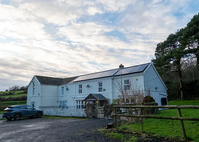 -- Huge -- 5-Bedroom Home & Private Gym By Tailored Accommodation