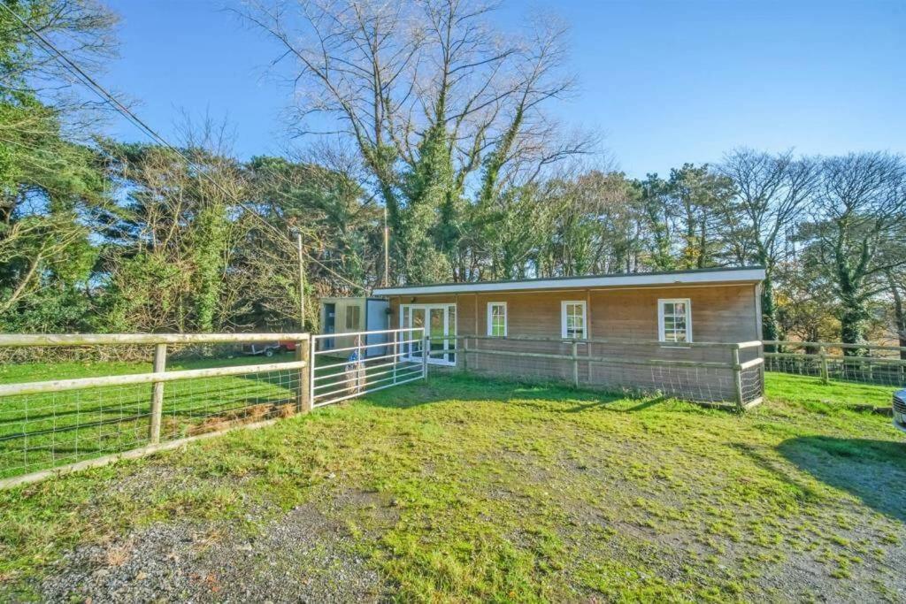 -- Huge -- 5-bedroom & Private Gym By Tailored * Swansea