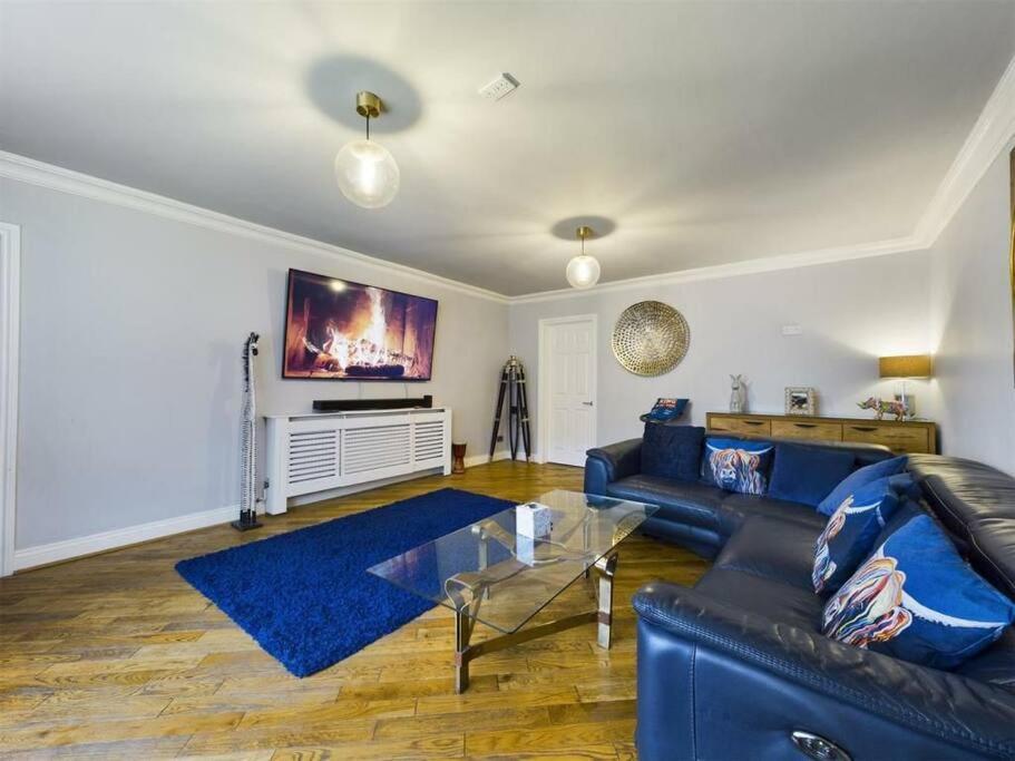-- Huge -- 5-bedroom & Private Gym By Tailored