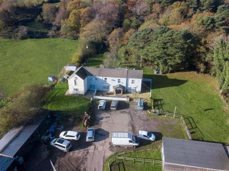 Holiday home -- Huge -- 5-bedroom & Private Gym By Tailored *