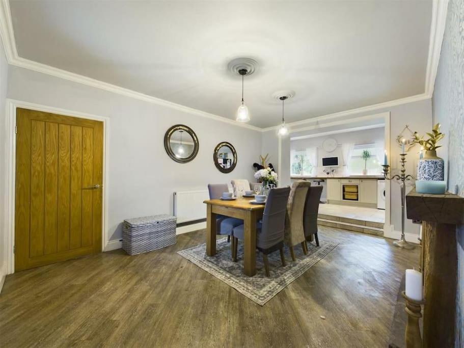 Holiday home -- Huge -- 5-bedroom & Private Gym By Tailored *