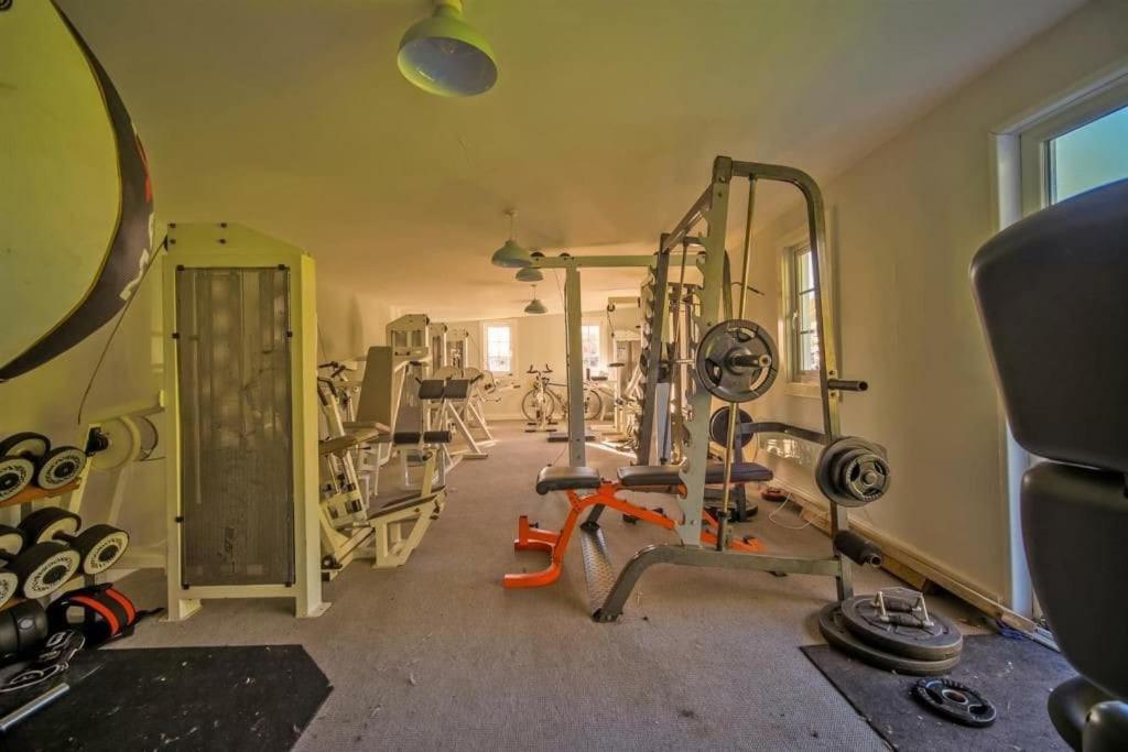 Holiday home -- Huge -- 5-bedroom & Private Gym By Tailored *