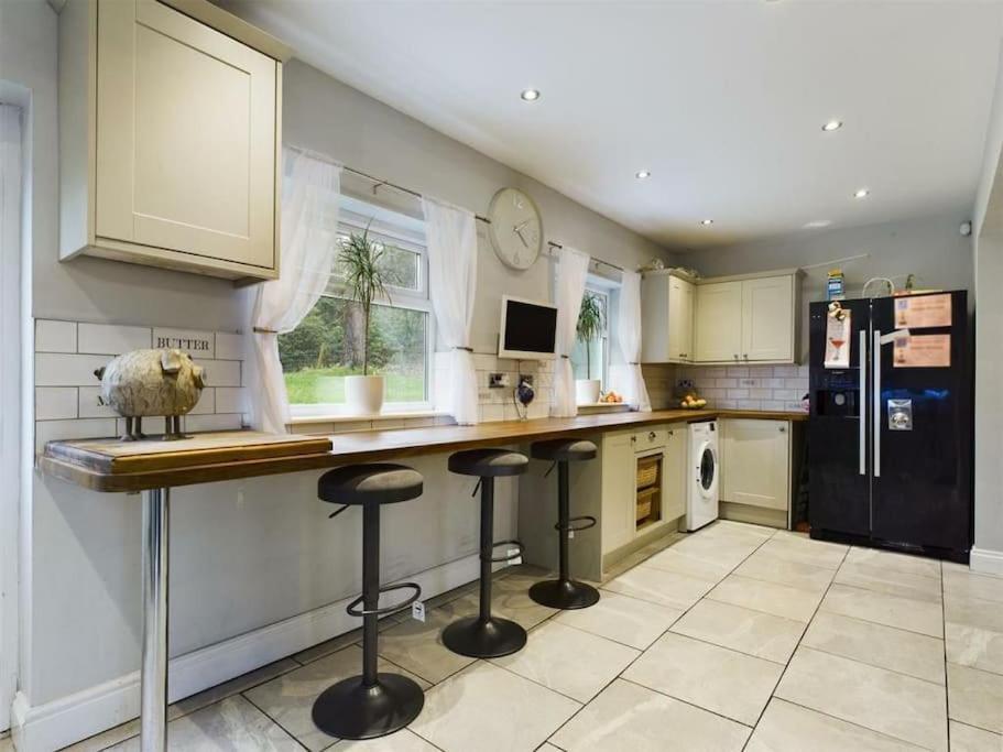 -- Huge -- 5-bedroom & Private Gym By Tailored Swansea