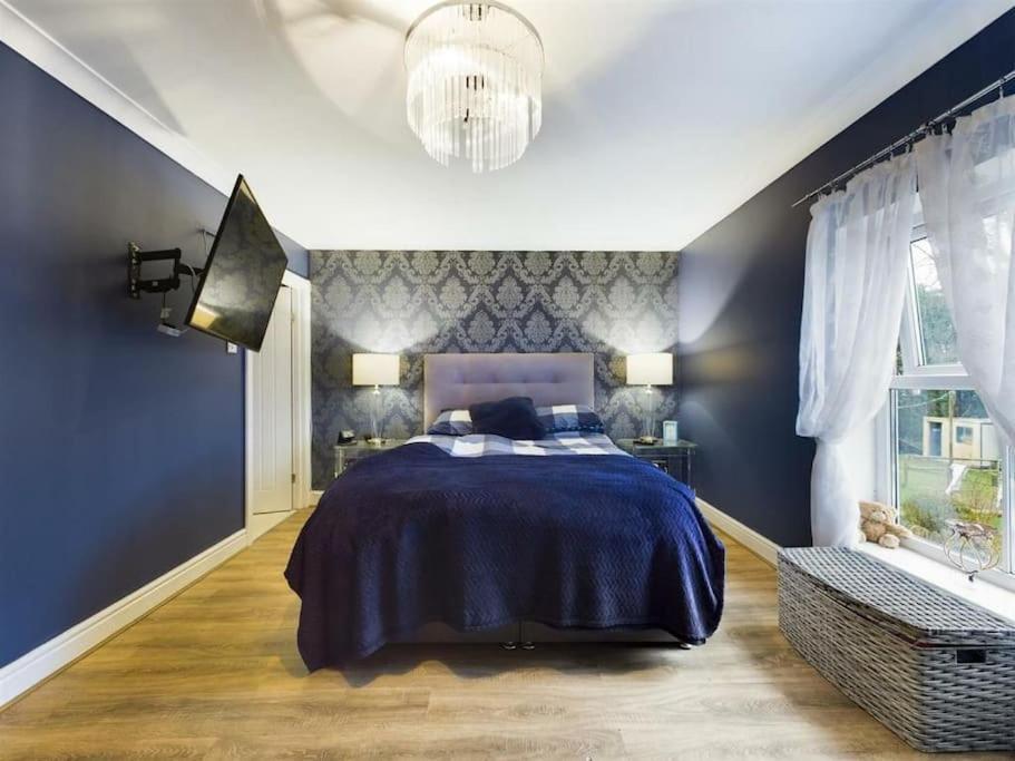 -- Huge -- 5-bedroom & Private Gym By Tailored Swansea