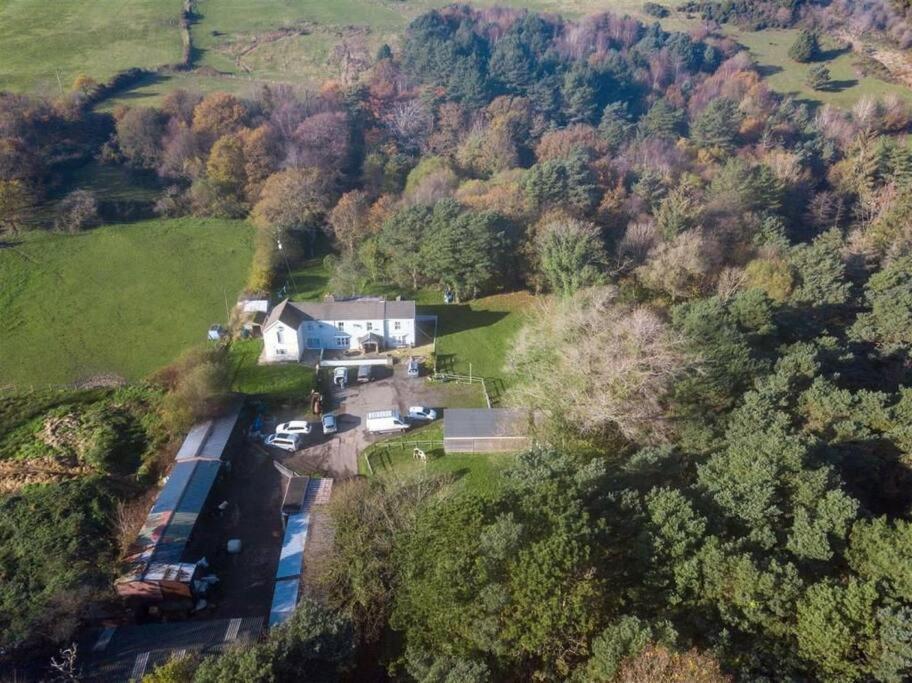 -- Huge -- 5-bedroom & Private Gym By Tailored Holiday home Swansea