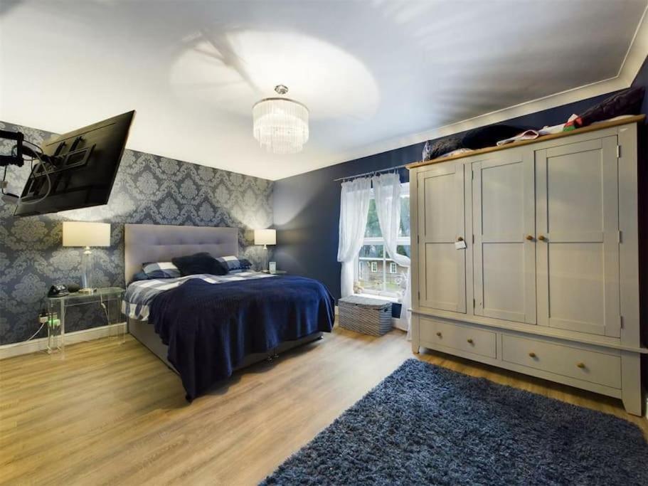 -- Huge -- 5-bedroom & Private Gym By Tailored Holiday home *