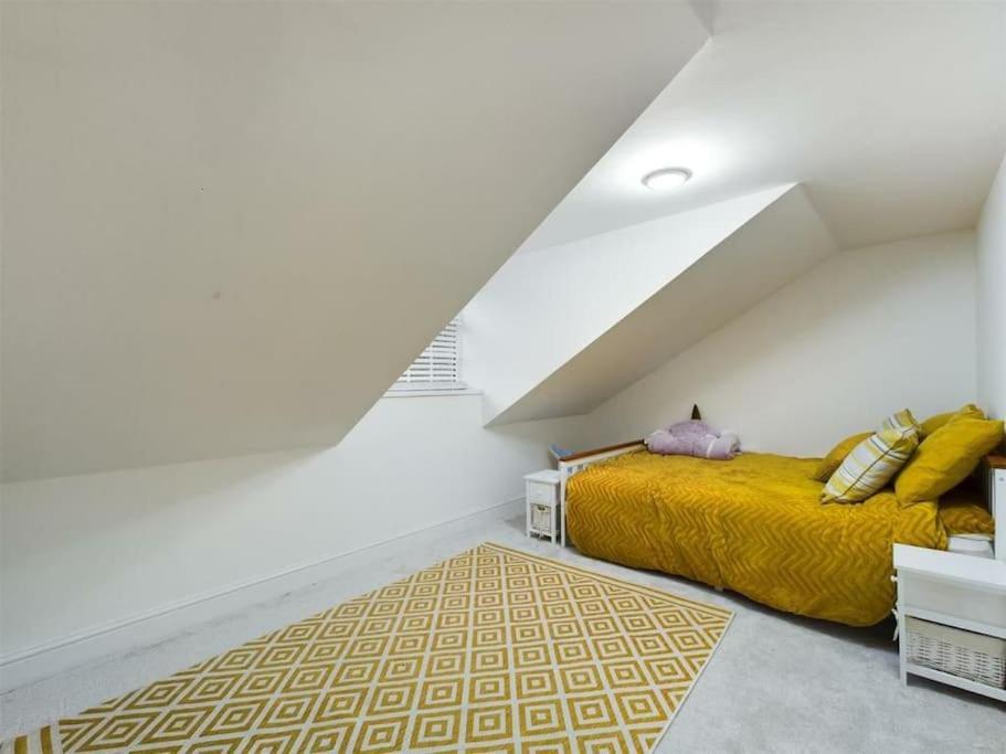 -- Huge -- 5-bedroom & Private Gym By Tailored *