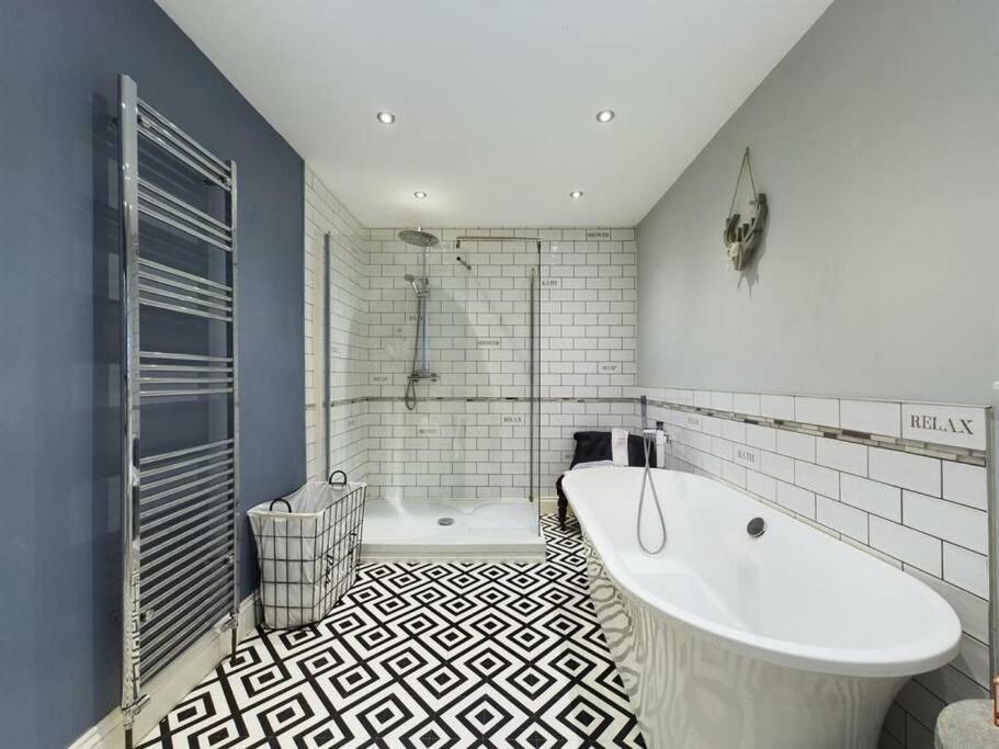 -- Huge -- 5-bedroom & Private Gym By Tailored Holiday home *