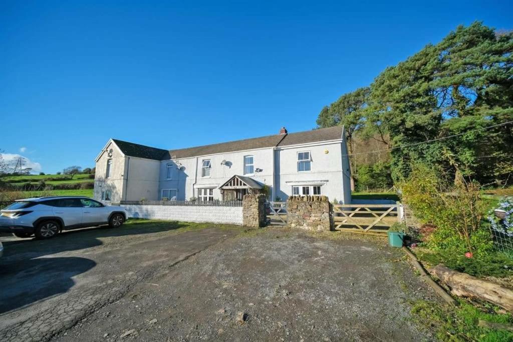 -- Huge -- 5-bedroom & Private Gym By Tailored *
