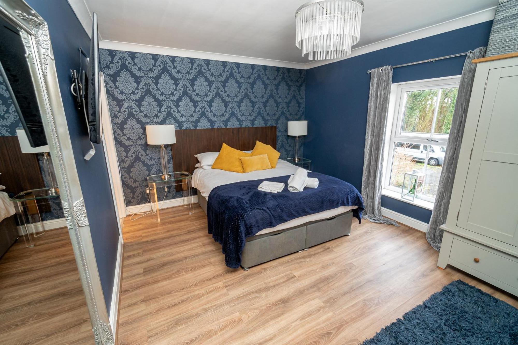 -- Huge -- 5-bedroom & Private Gym By Tailored Holiday home Swansea