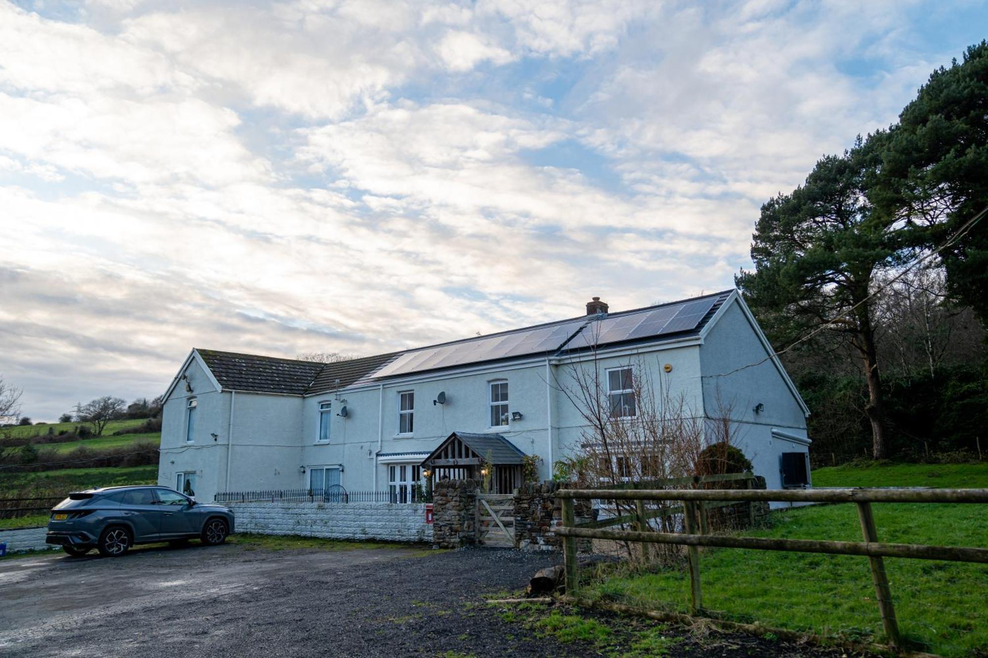 -- Huge -- 5-bedroom & Private Gym By Tailored Holiday home