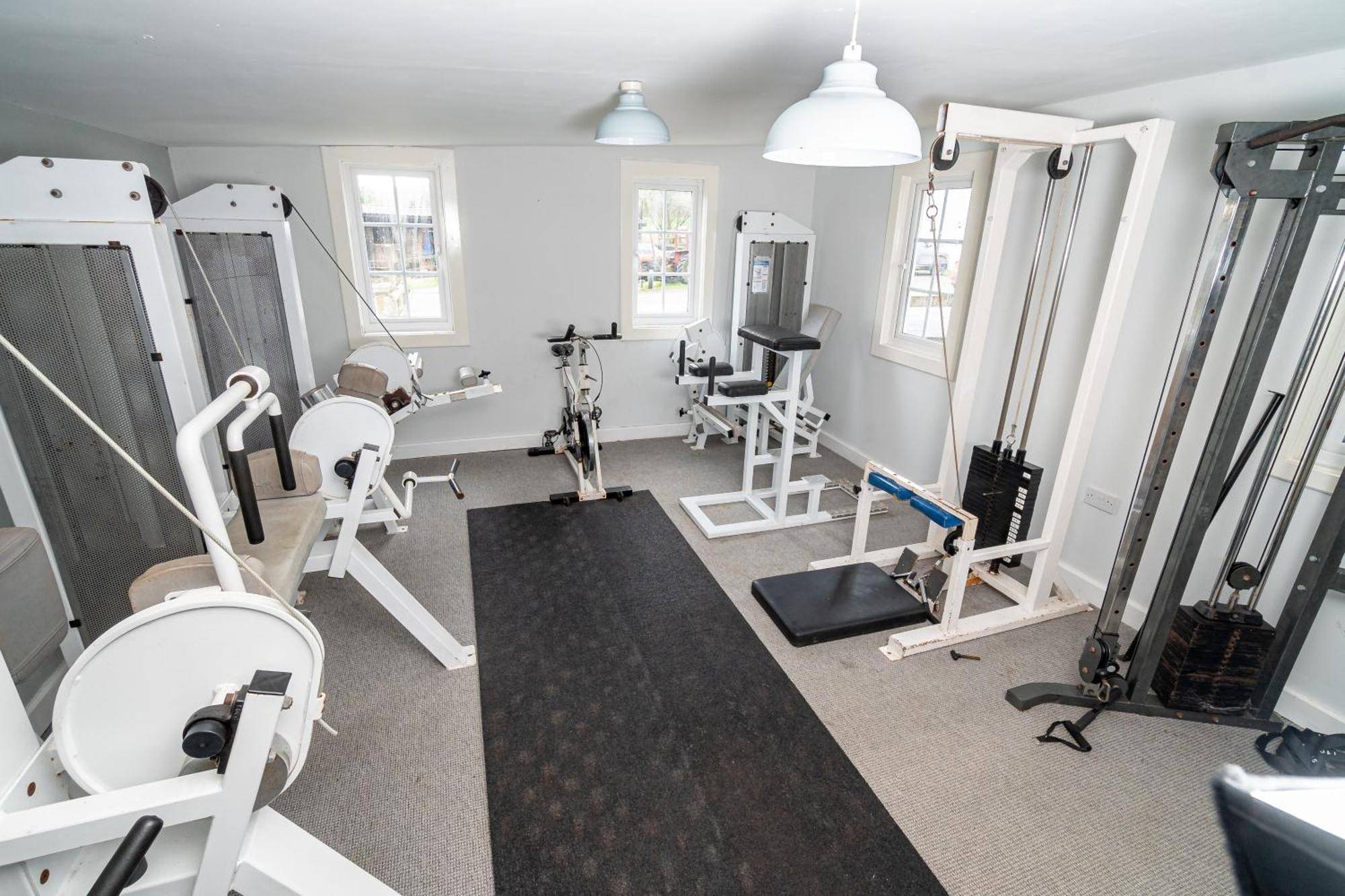 -- Huge -- 5-bedroom & Private Gym By Tailored Swansea