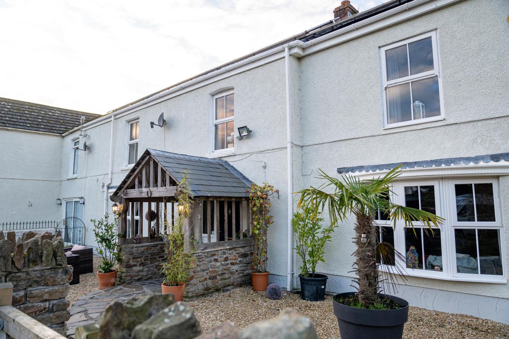 -- Huge -- 5-bedroom & Private Gym By Tailored Swansea