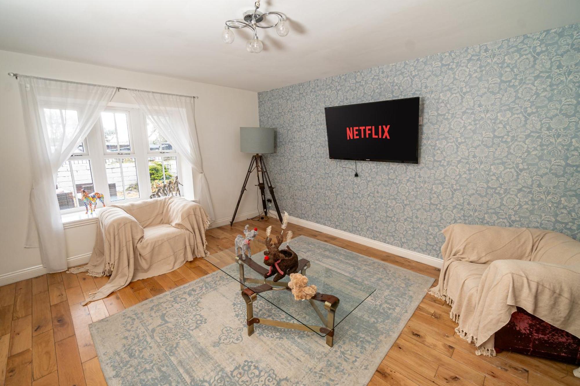 -- Huge -- 5-bedroom & Private Gym By Tailored * Swansea