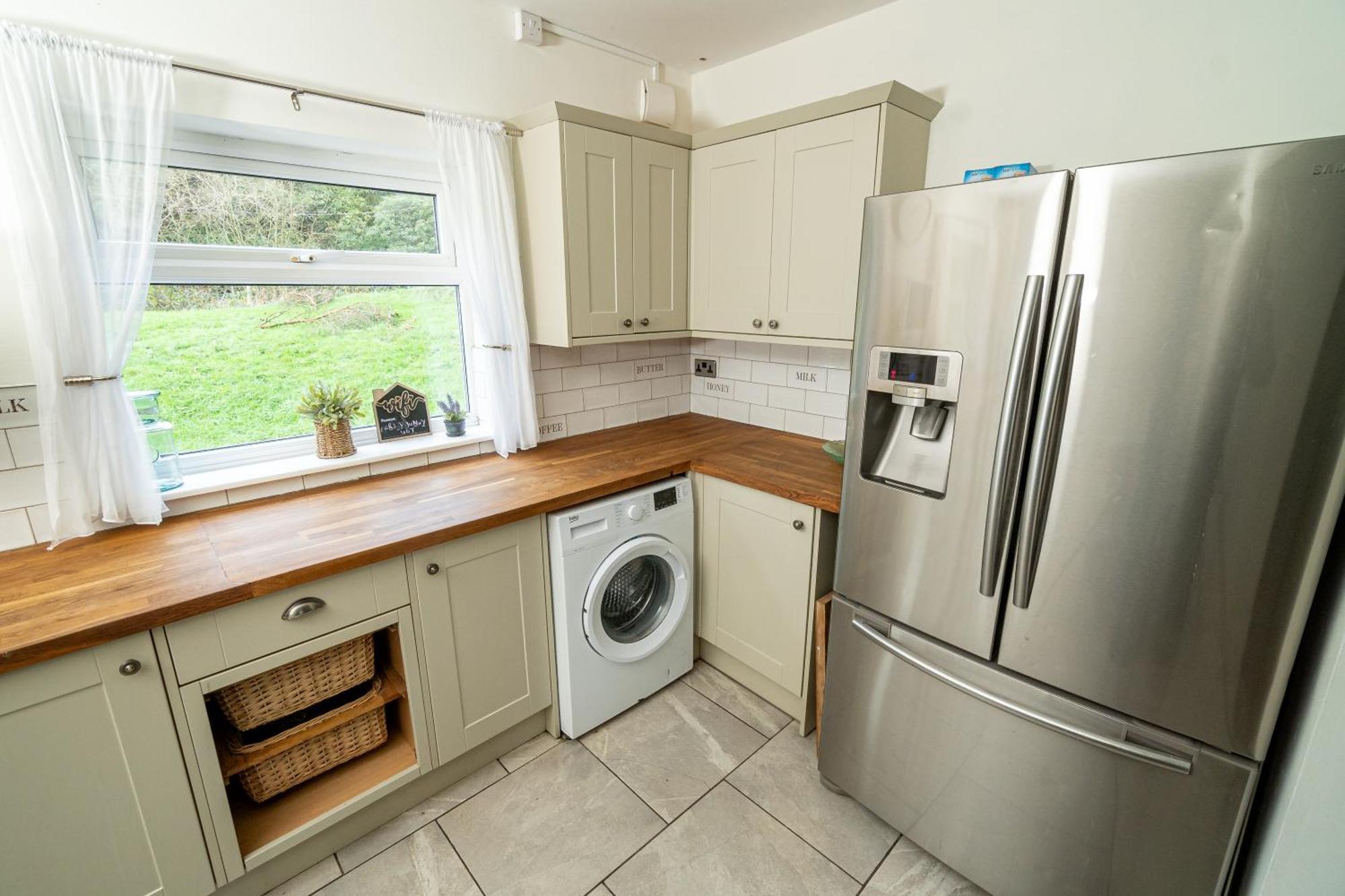 -- Huge -- 5-bedroom & Private Gym By Tailored Swansea