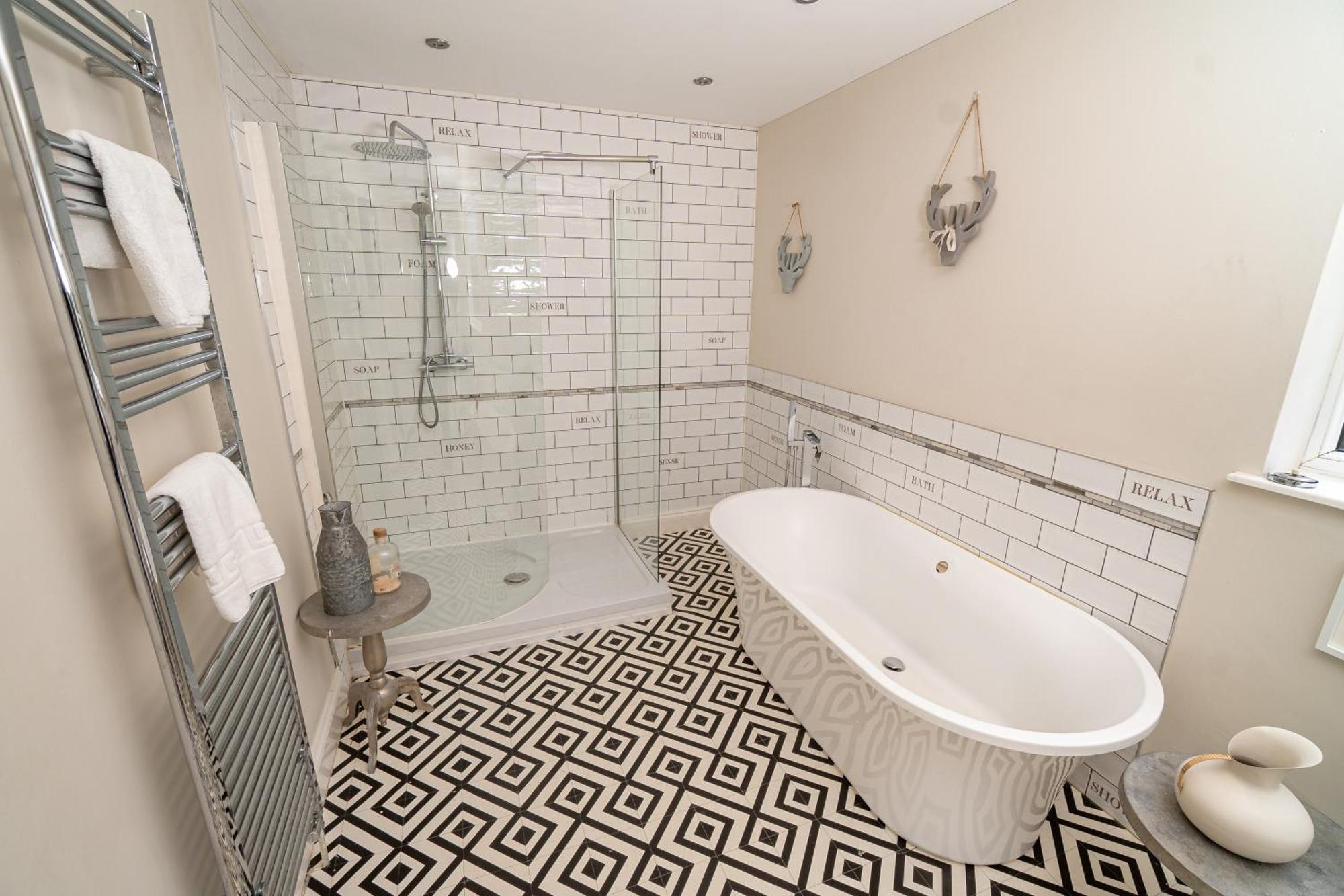 -- Huge -- 5-bedroom & Private Gym By Tailored * Swansea