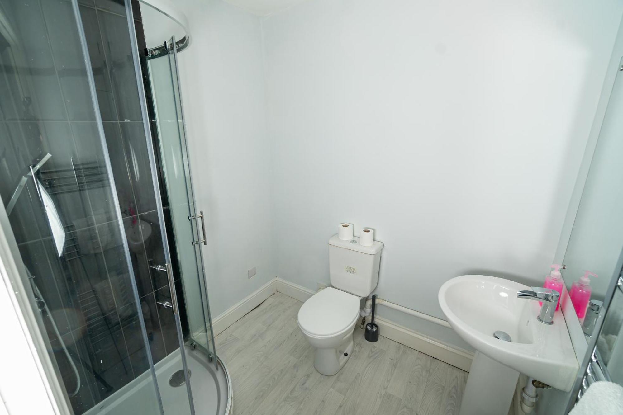 -- Huge -- 5-bedroom & Private Gym By Tailored Holiday home Swansea