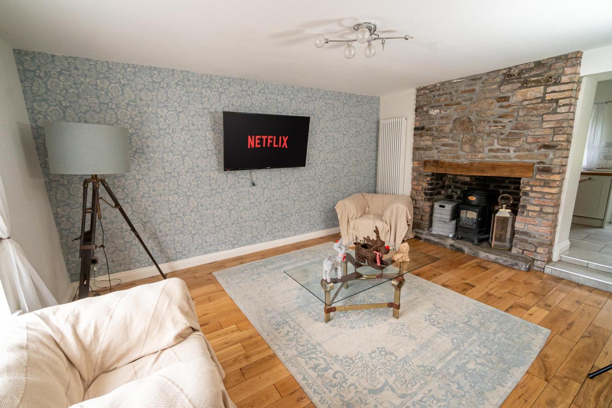-- Huge -- 5-bedroom & Private Gym By Tailored *