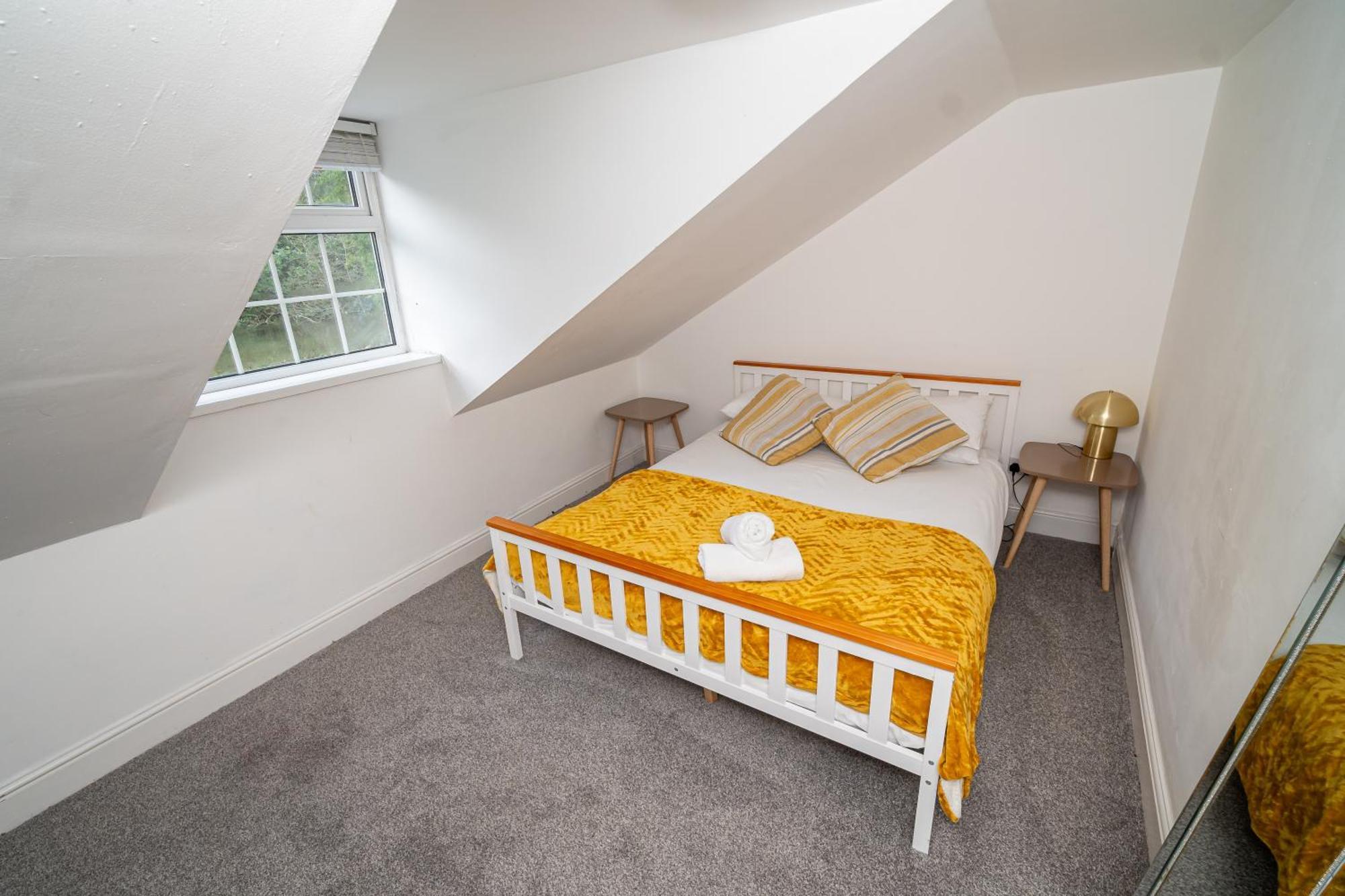 -- Huge -- 5-bedroom & Private Gym By Tailored * Swansea