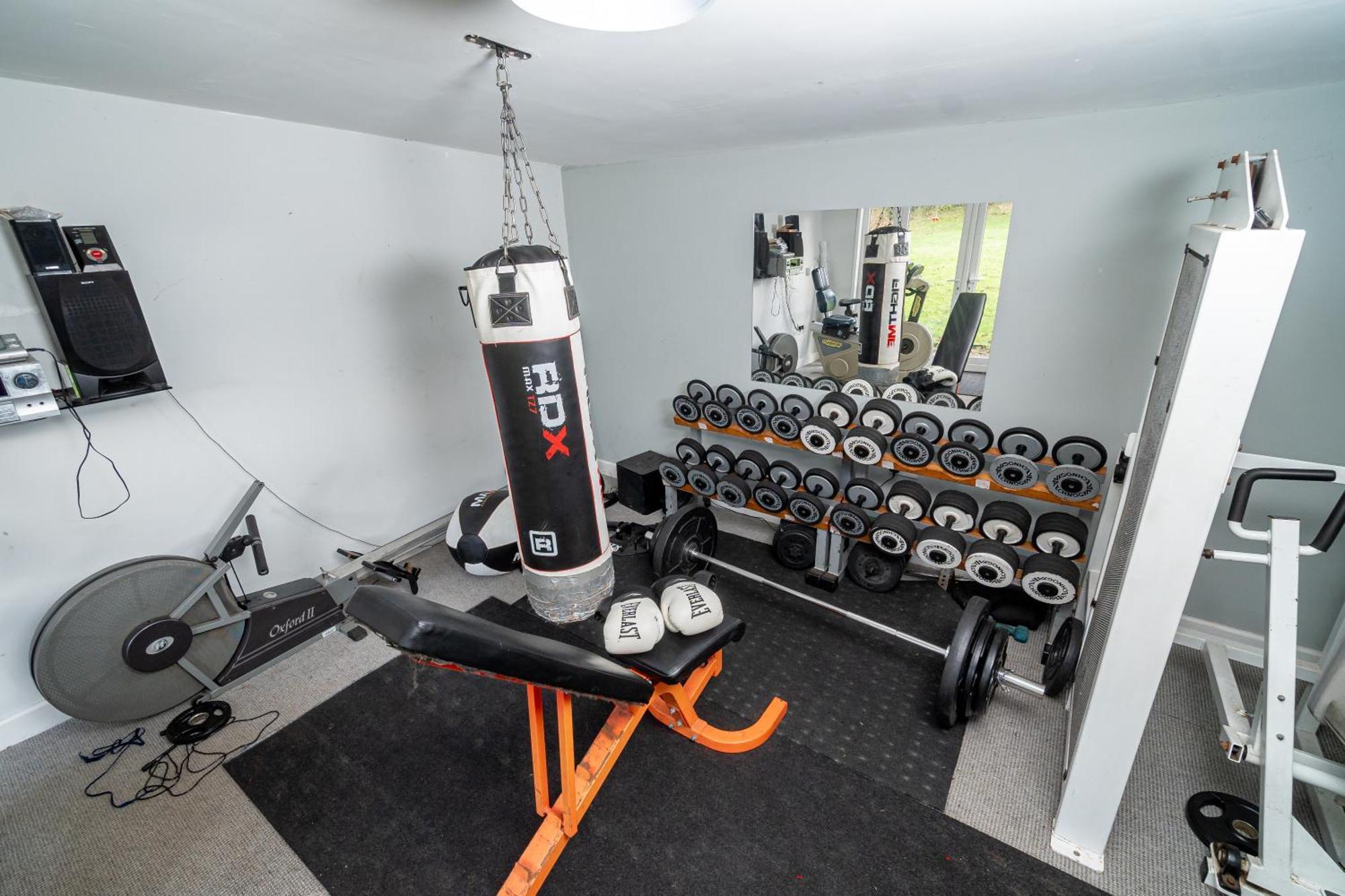 Holiday home -- Huge -- 5-bedroom & Private Gym By Tailored *