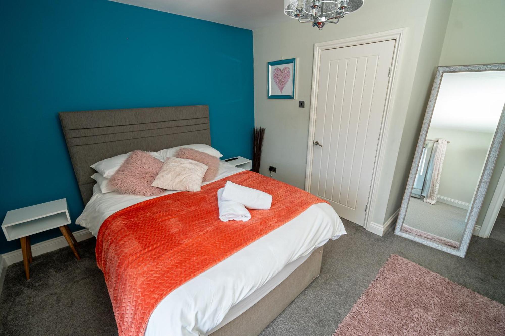-- Huge -- 5-bedroom & Private Gym By Tailored Holiday home Swansea