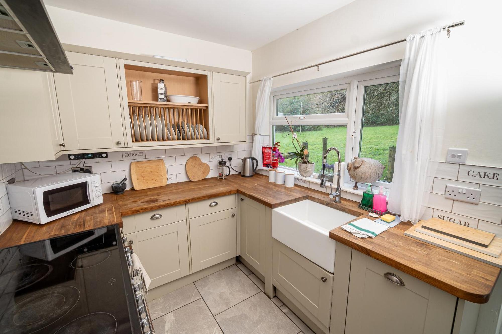 -- Huge -- 5-bedroom & Private Gym By Tailored Swansea